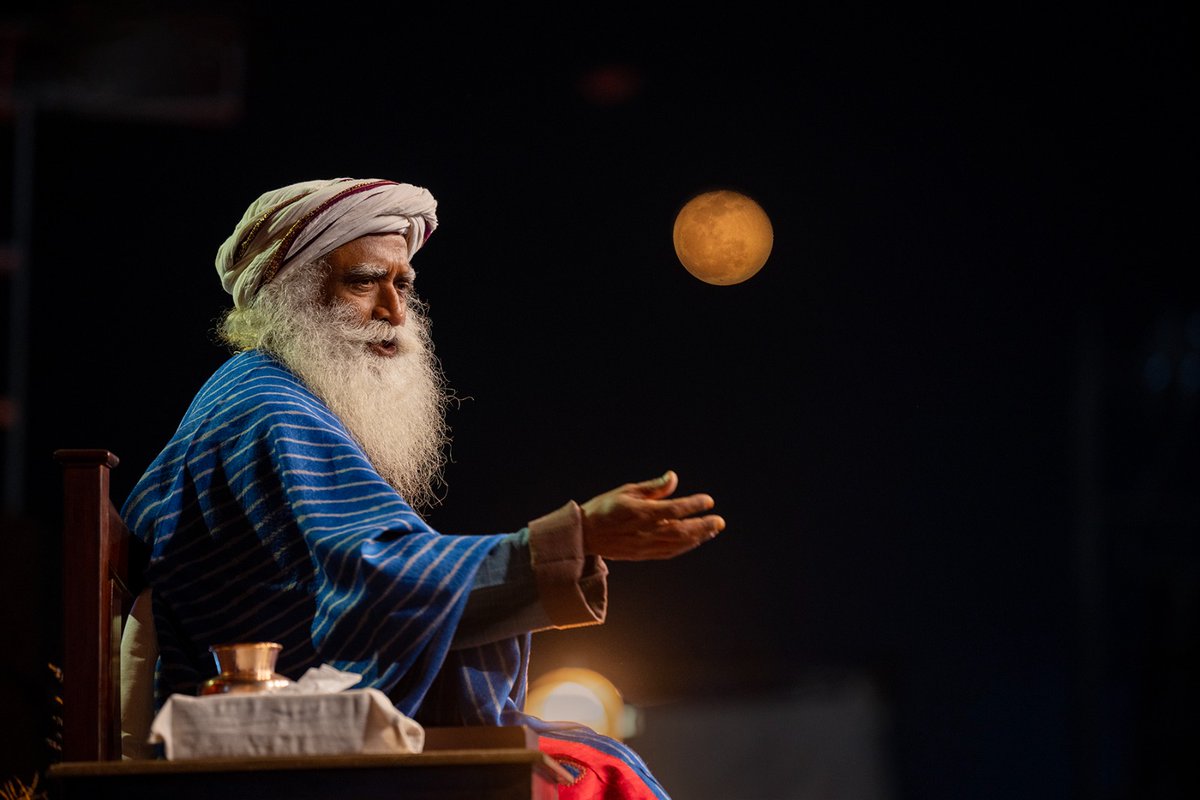 SadhguruJV's tweet image. There are two aspects to Life. One is what you do &amp;amp; what you have as a result. Another is how you experience your life. #Devi is a Doorway to experience the Magic &amp;amp; Magnificence of Life. May you access this doorway &amp;amp; know tremendous possibilities within yourself. Blessings. -Sg…