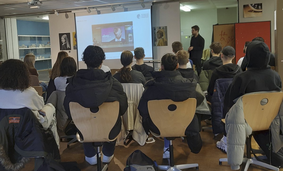 Am Donnerstag waren wir, Team von <a href="/TUDarmstadt/">TU Darmstadt</a>  und <a href="/voto_vote/">VOTO | Wählen einfach machen</a> an der Brecht-Schule in Darmstadt und haben mit den Schülerinnen und Schülern über die OB-Wahl und unsere Wahlhilfe (app.voto.vote/darmstadt) diskutiert. Das hat viel Spaß gemacht und überraschende Einblicke gebracht.