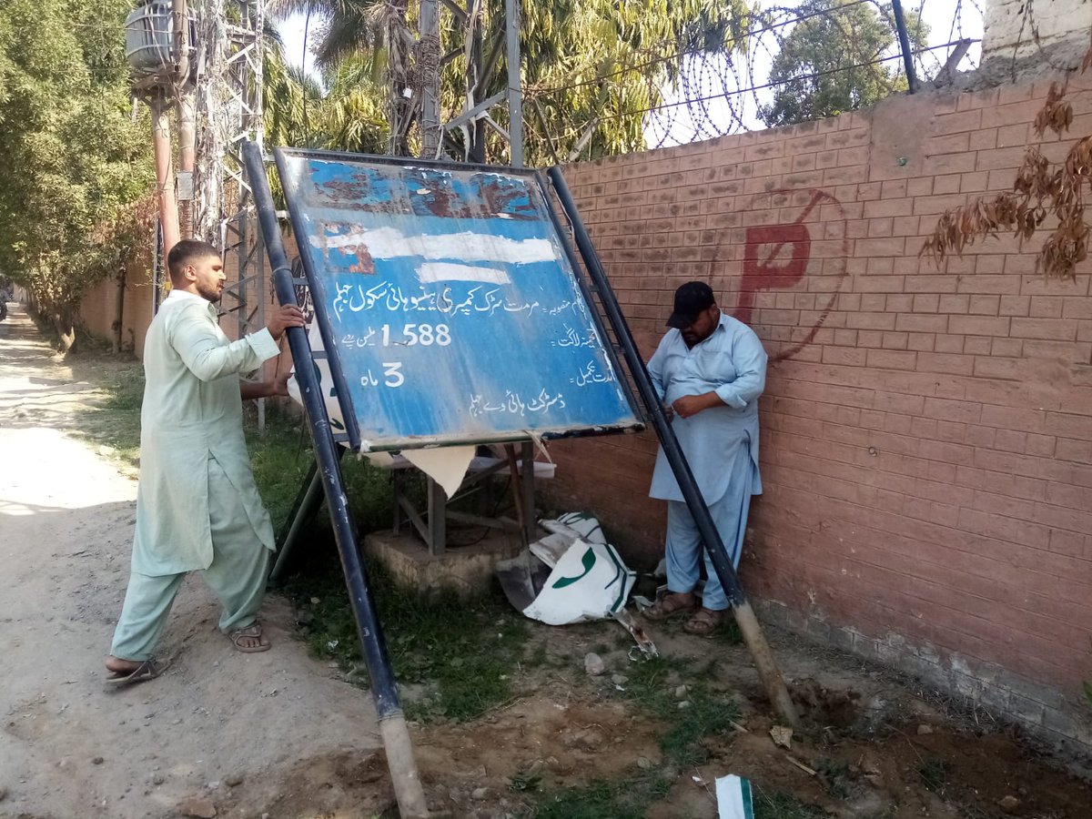 CaptSamiCSP's tweet photo. جہلم شہر بھر میں غیر منظور شدہ اور بے ترتیب بورڈز اتارنے کی مہم شروع کروا دی ہے، ایک ہی طرز کے خوبصورت بورڈز لگائے جائیں گے، بے ترتیب اور مختلف سائز کے جا بجا لگے بورڈز شہر کی خوبصورتی کو خراب کر رہے ہیں۔ https://t.co/g2L2GDGUyY