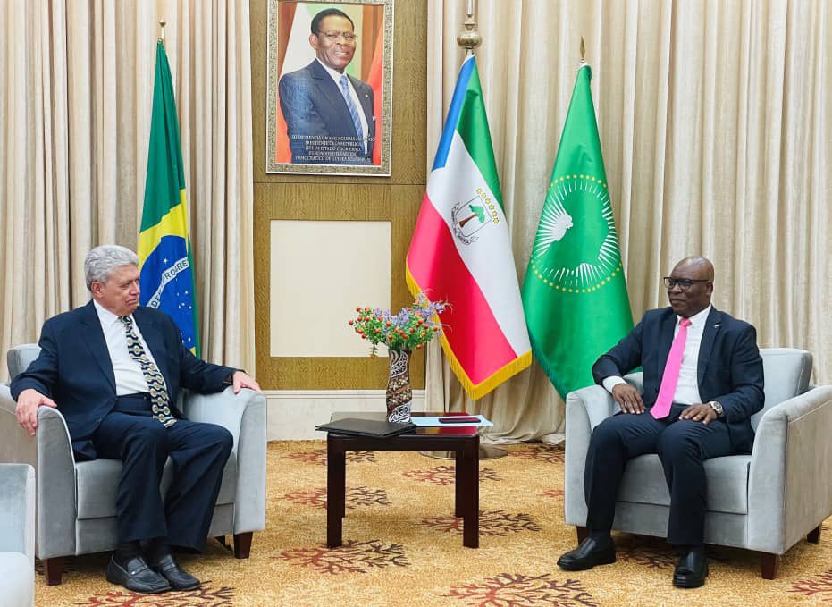 Hoy he recibido las cartas de estilo de Leonardo Carvalho Monteiro, nuevo Embajador de <a href="/BrasembMalabo/">Embaixada do Brasil em Malabo</a> .Este acto marca una nueva ruta en política internacional de ambos Estados destinada a robustecer aún más la buena sintonía de relaciones entre Malabo y Brasilia. 🇬🇶🇧🇷