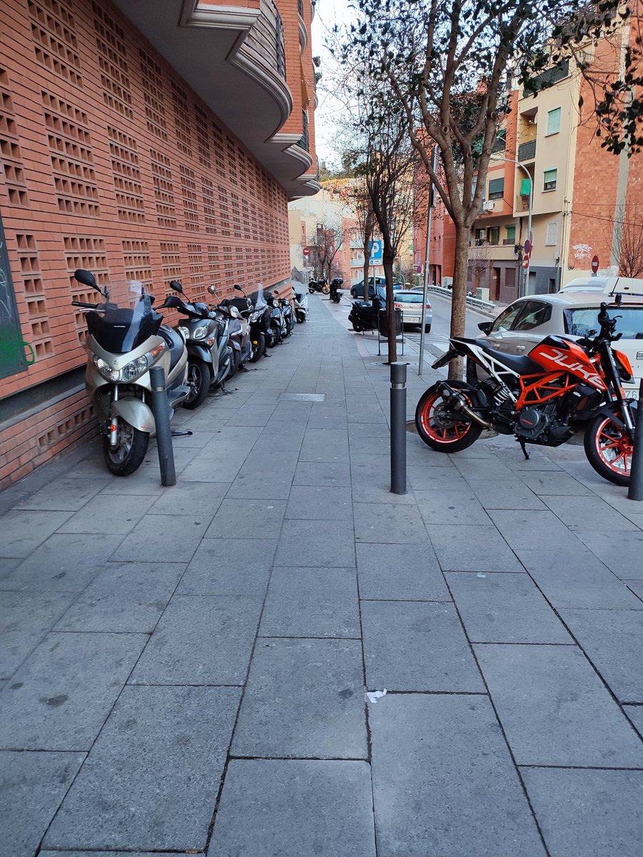 Santisbd's tweet photo. Barri #ElCarmel c. Fastenrath les motocicletes a la vorera i el aparcaments buits. @GUBBarcelona 
@bcn_ajuntament https://t.co/lXKYUHZC2h
