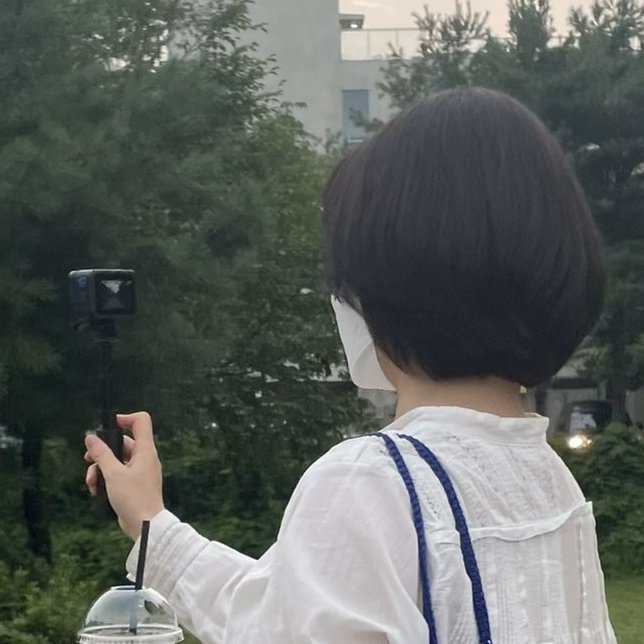 손에 쥐어준 이유가 있을 거 아니냐구요
이 언니가 갑자기 심경의 변화가 생겨서 나도 유튜브를 개설하겠다는 마음으로 카메라를 스스로 들지는 않았을 거 아니냐구요
문제가 있어서 버렸으면 버렸다고 말씀이라도 해주세요 
제발요