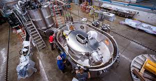 MakerFaireRome's tweet image. Elettrizzante notizia dal mondo dell&apos;energia! Entro due anni potremmo assistere all&apos;accensione del primo &quot;Sole artificiale&quot;. La #CommonwealthFusionSystems, spin-off del @MIT  sta costruendo il prototipo #Sparc, la prima macchina a confinamento magnetico.