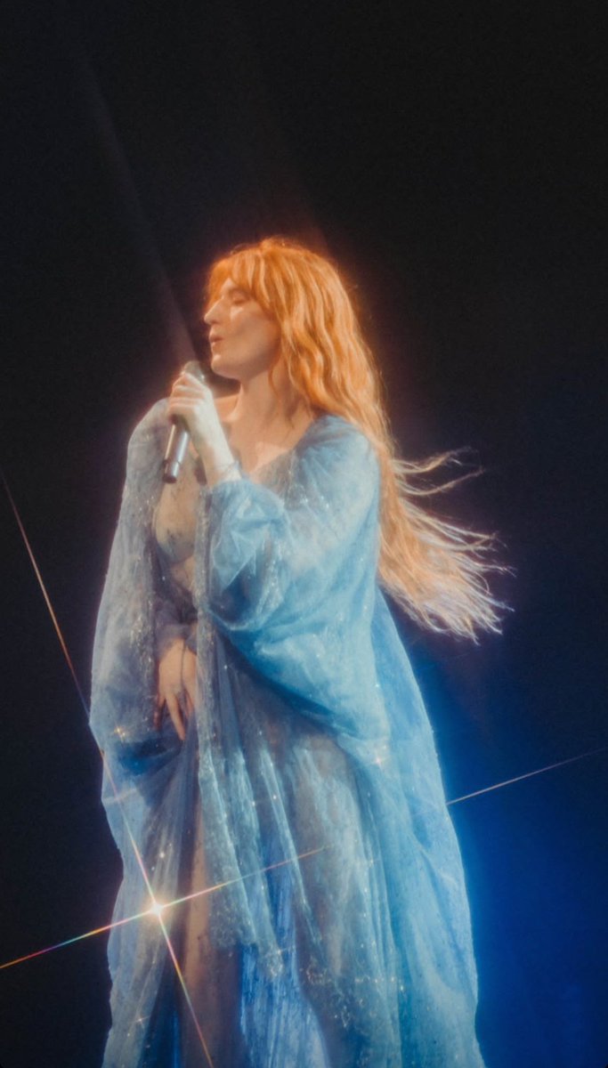 flomachinenews's tweet photo. More photos of Florence + the Machine performing at @RodLaverArena in Melbourne for their first of two shows at the arena!

📸: gengahrs on insta https://t.co/gWM5yCYHtN