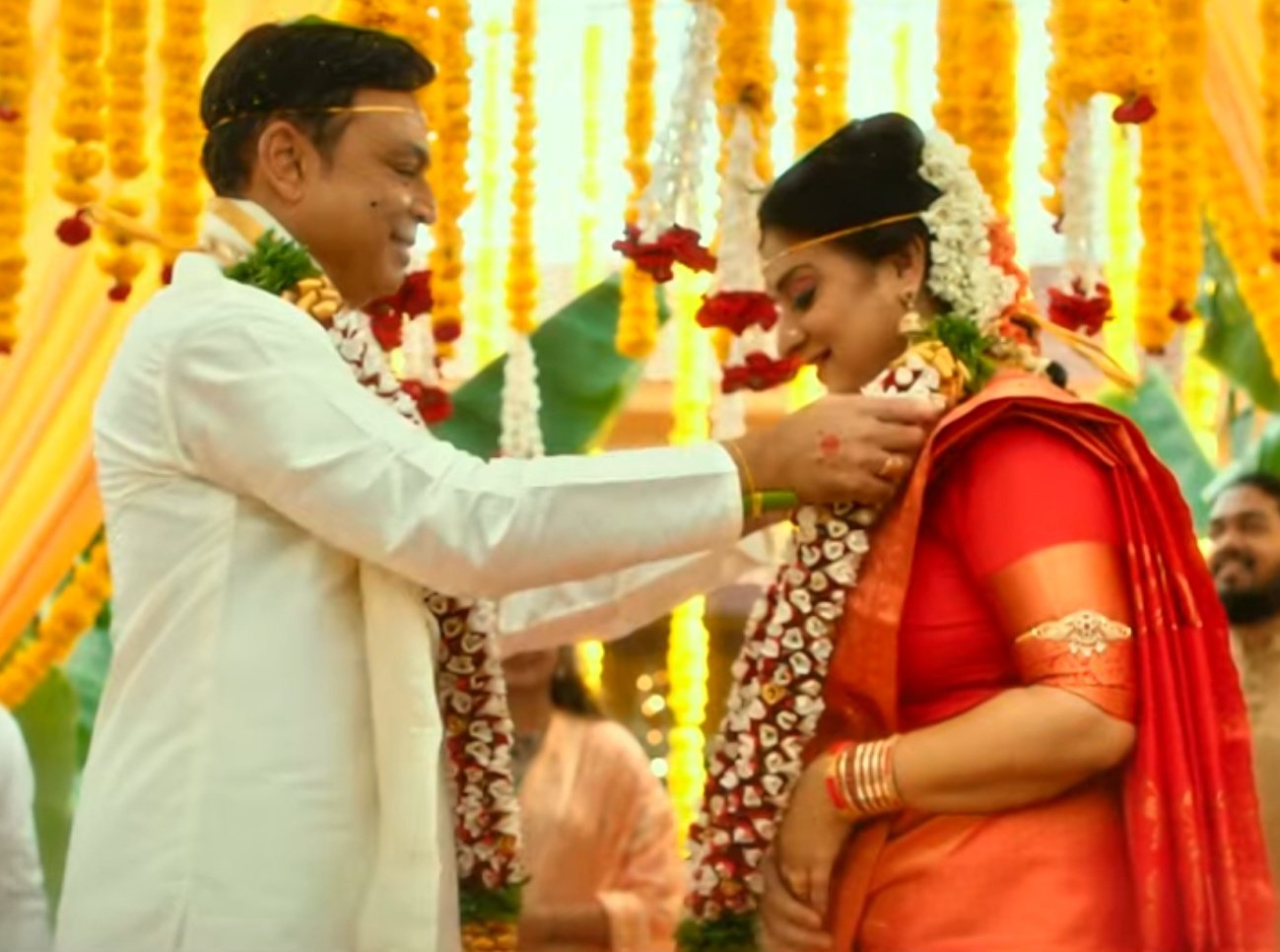 Beautiful Indian Actress Pavitra Lokesh Stills In White Saree | iiQ8 Entertainment