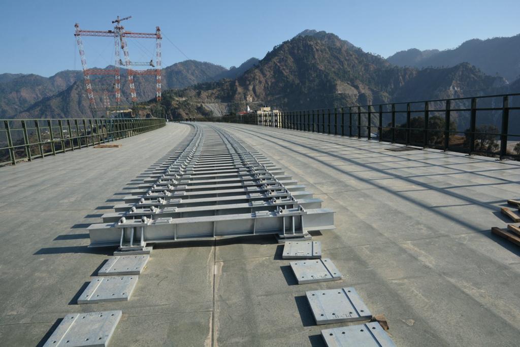 RailMinIndia's tweet photo. USBRL Project: Connecting Jammu &amp; Kashmir!

🚆Katra-Banihal Section
🏗️Overall progress: 93%

Completed Works: 
⛰️Tunnel Mining: 163.07Km of 163.88Km
🛤️Track Laying: 45.66km of 117.7Km
🌉 Major Bridges: 22 of 26
-1315m Chenab Bridge: 100%
-777m Bridge No. 43: 100%
-Anji Khad: 83% https://t.co/vL76gzHFyp