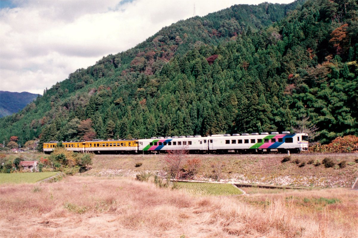 pepe5861's tweet image. 2001年、可部線を行くふれあいパル＋普通列車
4両で一旦、三段峡へ。
折り返しそこから戻るも途中でキハ40を1両切り離し。
下って上ってまた下ってと不思議な運転をしていました(;´∀｀)
加計駅のキハ、是非また動く姿が見たいですね。
安野駅のキハもなんとかいい形での静態保存が出来れば…。