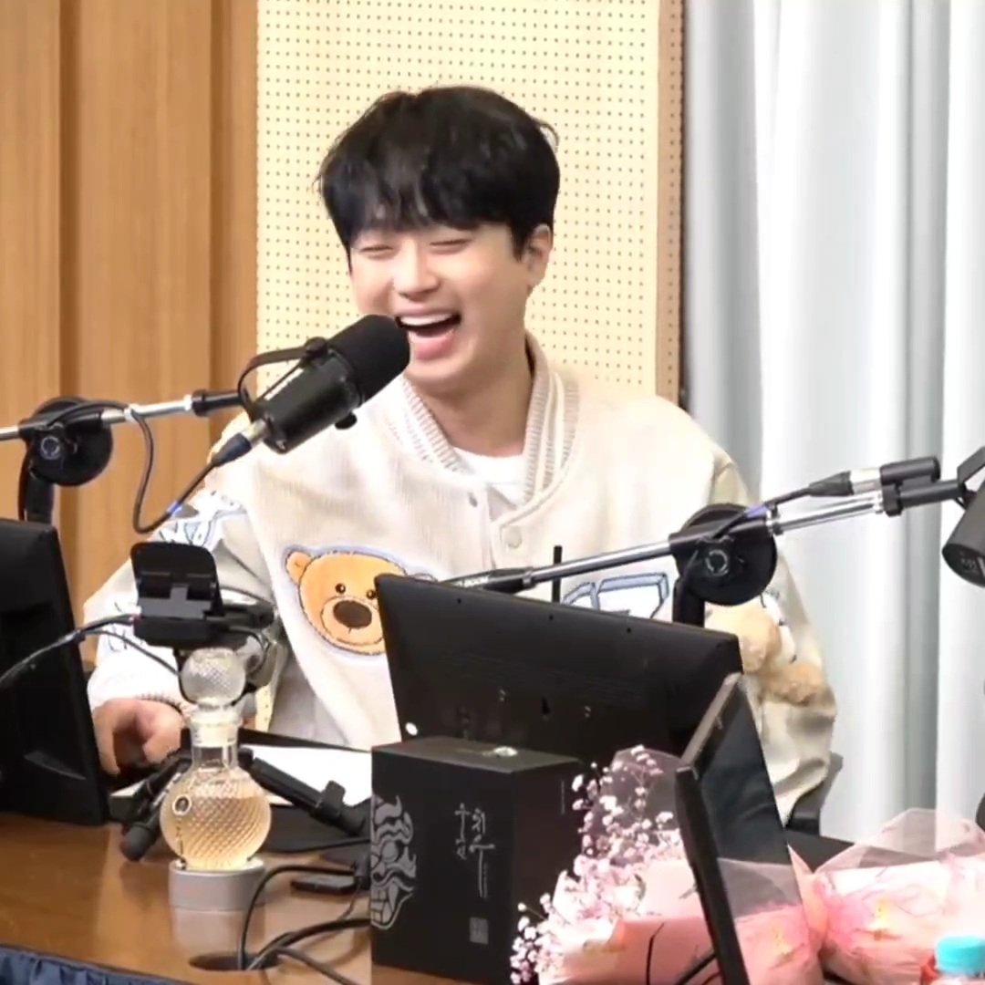 Cute_Chanwon's tweet photo. 똑같다... https://t.co/8DSrR7g3d9