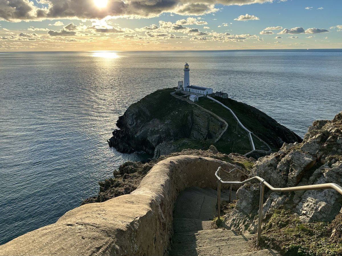 A stunning evening just up the road at Ynys Lawd ☀️ #SouthStack #Lighthouse #SouthStackLighthouse #Anglesey #NorthWales #Landscape #RobinsonRoams