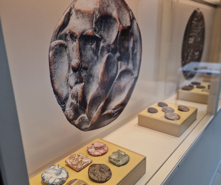 Penningliefhebbers opgelet 🪙! In de Penningvitrines is een selectie van het nieuw geschonken werk van Hans de Koning (1929) te zien. De Koning schonk Teylers al 450 voorwerpen! Hij richt zich vooral op ‘beeldhouwerspenningen’; penningen als kleine, handzame beeldhouwwerken.