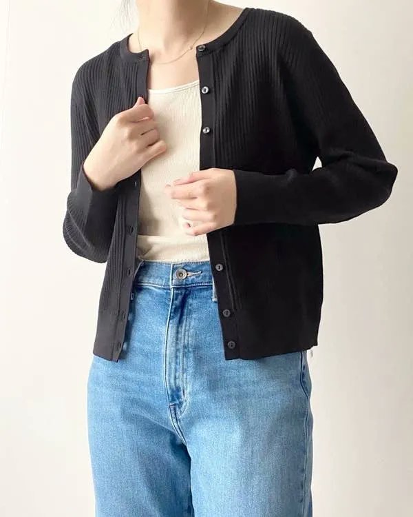 「【GU】とりあえずコレ着ておけばOK!1990円の「着る日焼け止め」使い勝手が良」|BuzzFeed Japanのイラスト