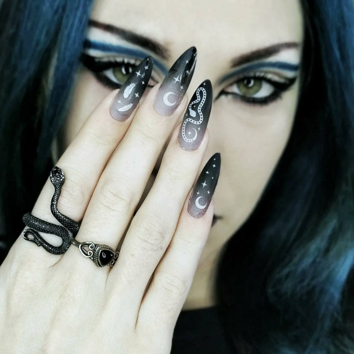 andriamoon1's tweet photo. Cute idea
I love these nails from ravenails You have no idea how easy they can be applied and worn and the design is great 🖤💀
@ravenailz https://t.co/cKGOSlYqW9