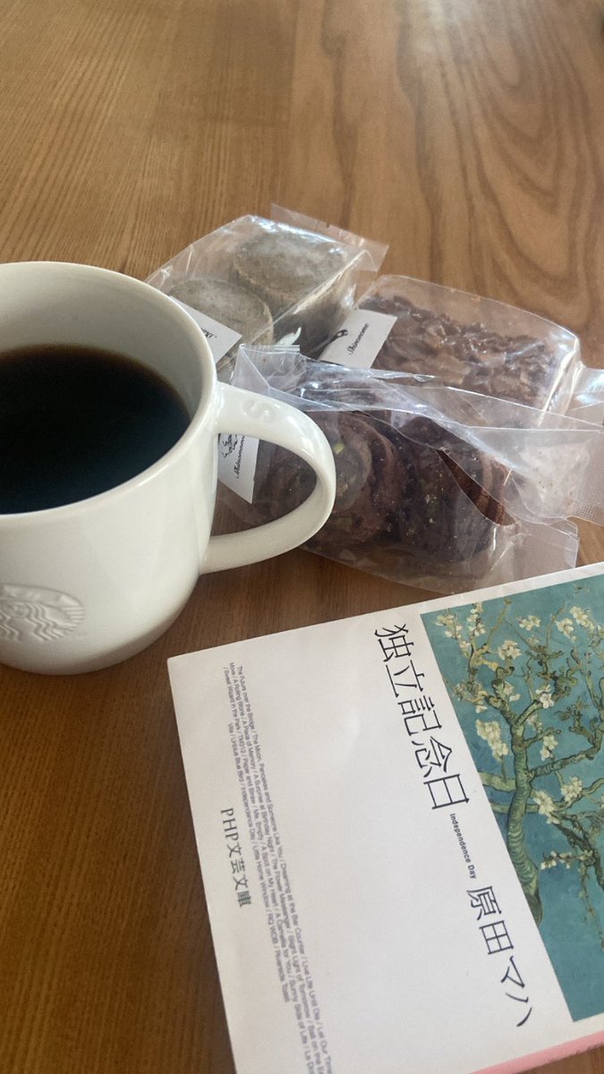 haru_no_hibi__'s tweet photo. バイト早く終わったからやすくんに貰ったお菓子とやすくんに借りた本で丁寧な暮らししてる🤲 https://t.co/hggs1JTjYx