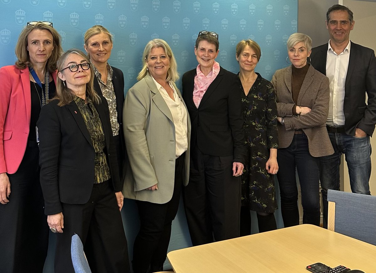 Socialtjänstministern ⁦<a href="/CamillaWalterss/">Camilla Waltersson Grönvall</a>⁩ bjöd in till runda bordssamtal för att tillsammans med SKR och socialstyrelsen diskutera hur vi tillsammans kan hjälpas åt med platsläget inom ungdomsvården. Mycket bra möte! Tack för initiativet. #svpol #vardpol #skr #socialtjänst