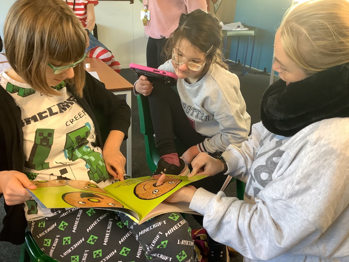 WHS_MissConnor's tweet photo. @WoodlandsHS   It was lovely to see our pupils reading stories to pupils in Oak class today. 💚 #WorldBookDay2023 https://t.co/mfHyCy8yJv