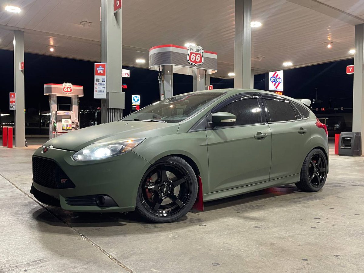 Goodbye stretched tires, chrome-gold wheels, and spikey red lug nuts! Next step is removing the wrap to reveal the beautiful blue underneath. For now, I'm just gonna enjoy how much more clean she looks with these wheels and tires though. Damn I love this car. #FocusST #MotorFur