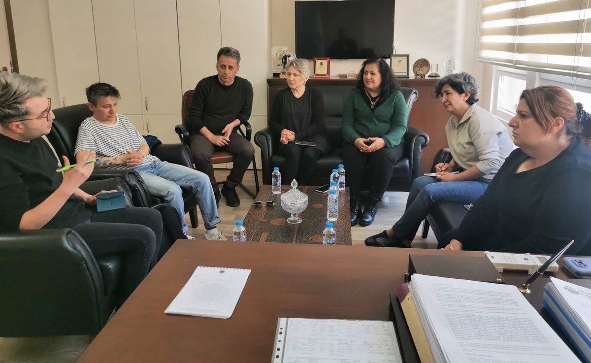 Ankara LGBTİ+ Deprem Dayanışması olarak <a href="/KESK1995/">KESK</a> i ziyaret ettik. LGBTİ+'larla gösterdikleri dayanışmadan dolayı teşekkür ettik ve bundan sonrasında neler yapabileceğimizi planladık.
Bizleri ağırlayan KESK Eş Genel Başkanı <a href="/sukran_kablan/">Şükran Kablan Yeşil</a> ve tüm KESK üyelerine teşekkür ederiz.