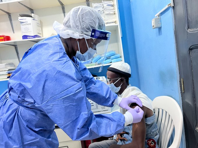 CEPI is the world's leading funder of #Lassa vaccine research 💉🌍

But what is Lassa fever? Who does it affect? And what symptoms does it cause? Read on🧵

📸: Participant taking part in the <a href="/IAVI/">IAVI</a> Lassa Phase I trial at the PREVAIL study site in Liberia 🇱🇷