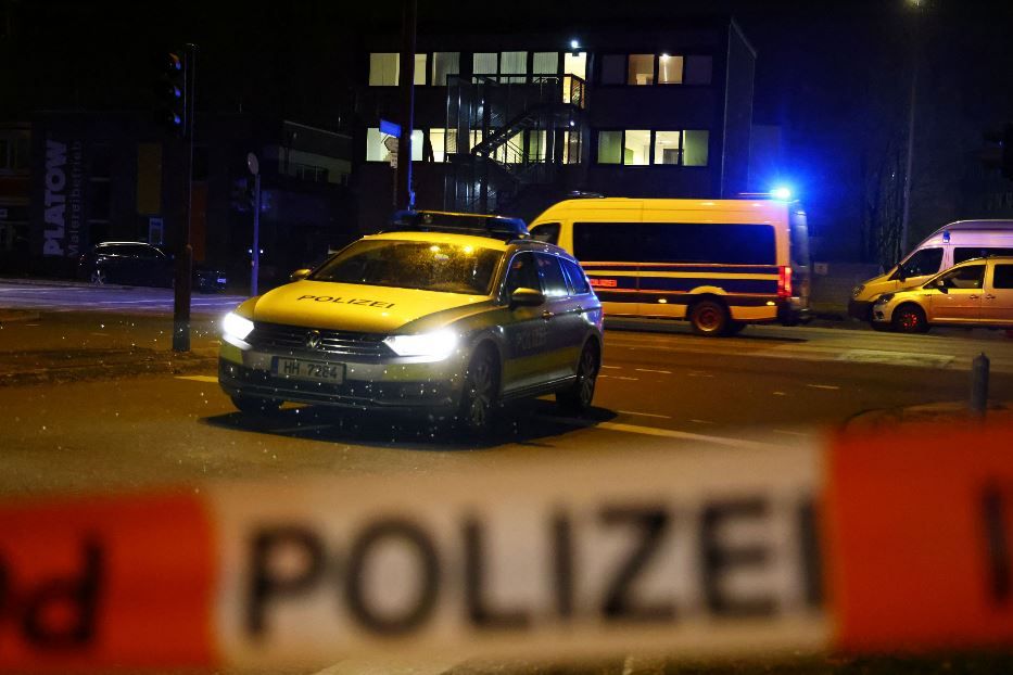 Almanya'nın Hamburg kentindeki bir kilisede silahlı saldırı: 8 kişinin öldüğü bildirildi. Yaralılar var. #Hamburg #AlmanyaHaber