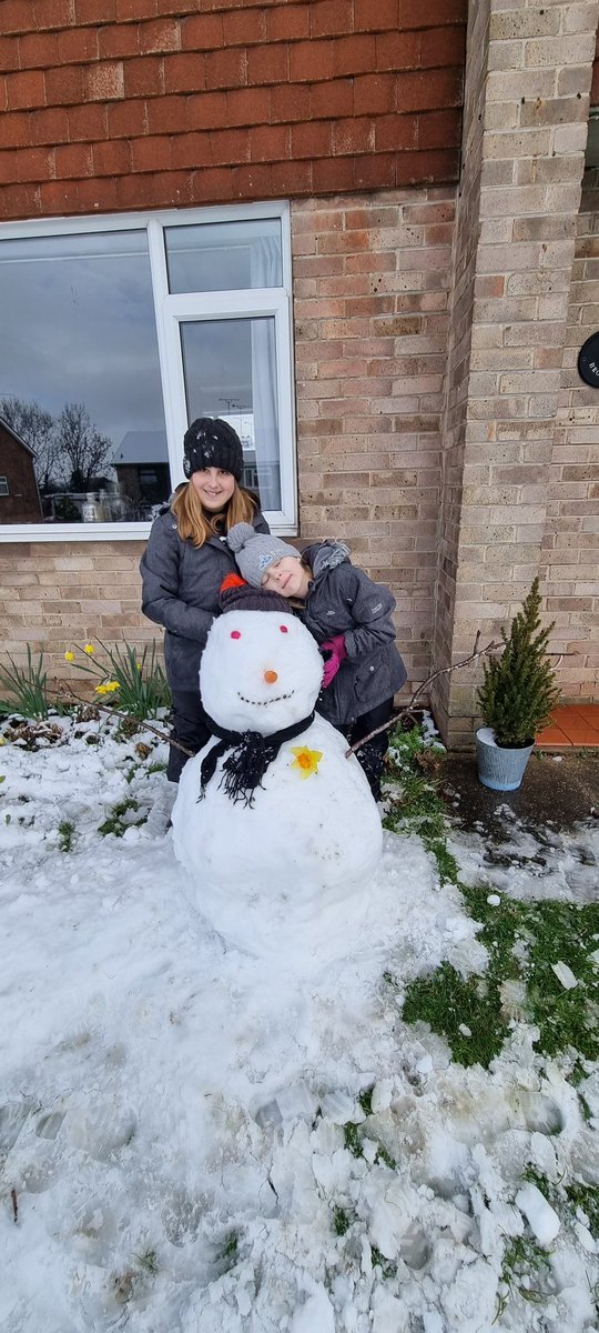 lisajane1984's tweet photo. #embarkaward ☃️ making the most of the snow day @RiddingsJnr @HiltonRjs @ParkinRjs @embarkfed https://t.co/feYRS44POG