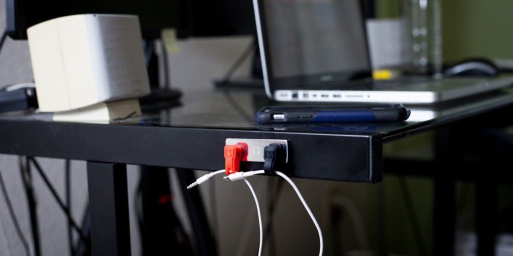 CloopBand's tweet image. If you&apos;re tired of always searching for your cables, you need to cloopify with the Cloop Chromed Base in your life. 💯 #cablemanagement #cloop