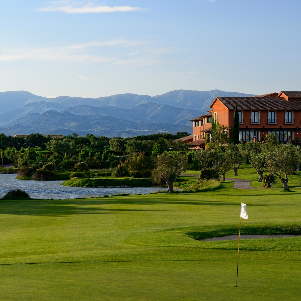 GolfCostaBrava's tweet photo. Club @golfperalada, with its 18 holes and total distance of more than 6000 metres, is a perfect golf course to hold competitions at all levels or enjoy a pleasant and relaxing day doing your favourite sport 🏌♀️💚
#CostaBravaGolf #Peralada #GolfPeralada #PeraladaGolf https://t.co/jESr6wnoMd