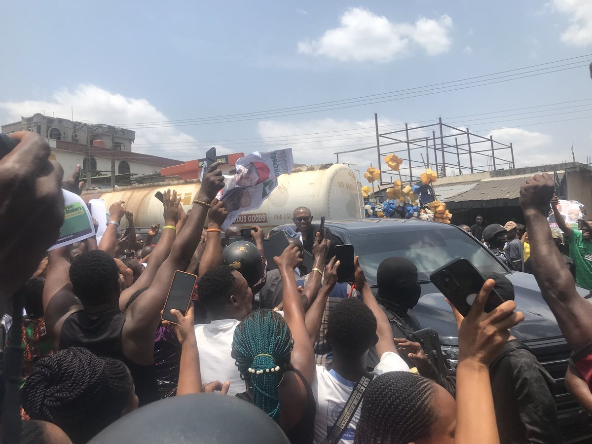 IkukuomaC's tweet photo. Mr Peter Obi on the street of Enugu state campaigning with LP Governorship candidate Mr Chijioke Edeoga and Labour Senatorial candidate for Enugu East Mr Kelvin Chukwu younger brother of Oyibo Chukwu that was murdered three days to election in Enugu State https://t.co/M0W5IU3aKv