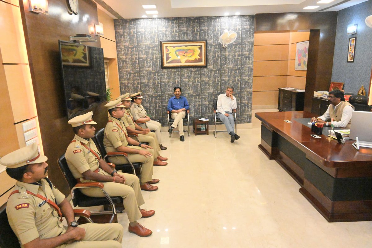 JharkhandCMO's tweet photo. मुख्यमंत्री श्री @HemantSorenJMM
से भारतीय पुलिस सेवा के प्रशिक्षु पदाधिकारियों ने शिष्टाचार मुलाकात की। https://t.co/5ZpqukjY7V