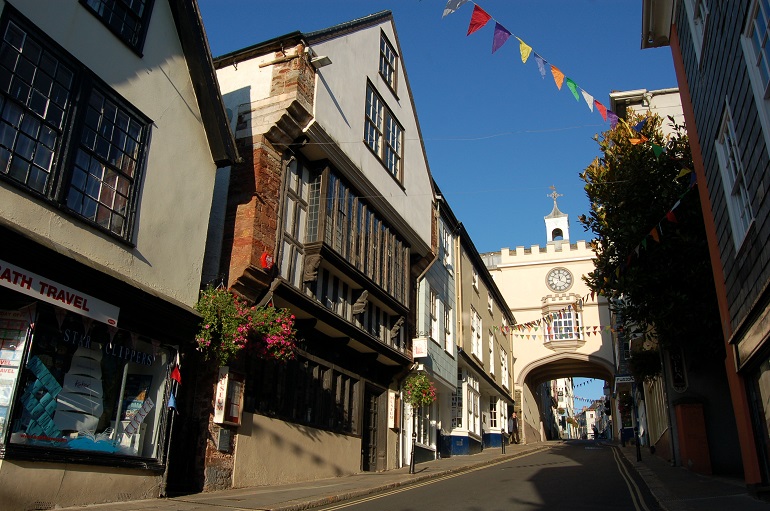 We're brightening up the High Street 
totnestowncouncil.gov.uk/town-decorated…
#totnes #bunting #spring