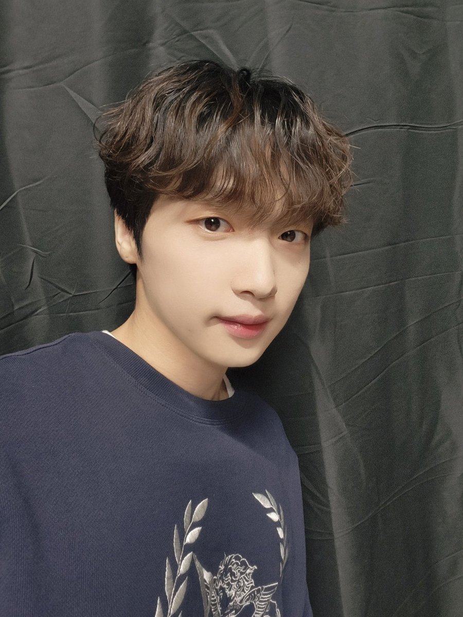 jeongsewoon_twt's tweet photo. [#정세운]
STATV #아이돌리그 완료 🙌

퀸아망은 모르고 살 수 있지만
세운이 귀여운 건 모르고 살 수가 없습니다 🤷‍♀️
복슬강아지와 함께한 기분 좋은 금요일 밤 🐶🫶

#JEONGSEWOON https://t.co/wHU3qI4lTb
