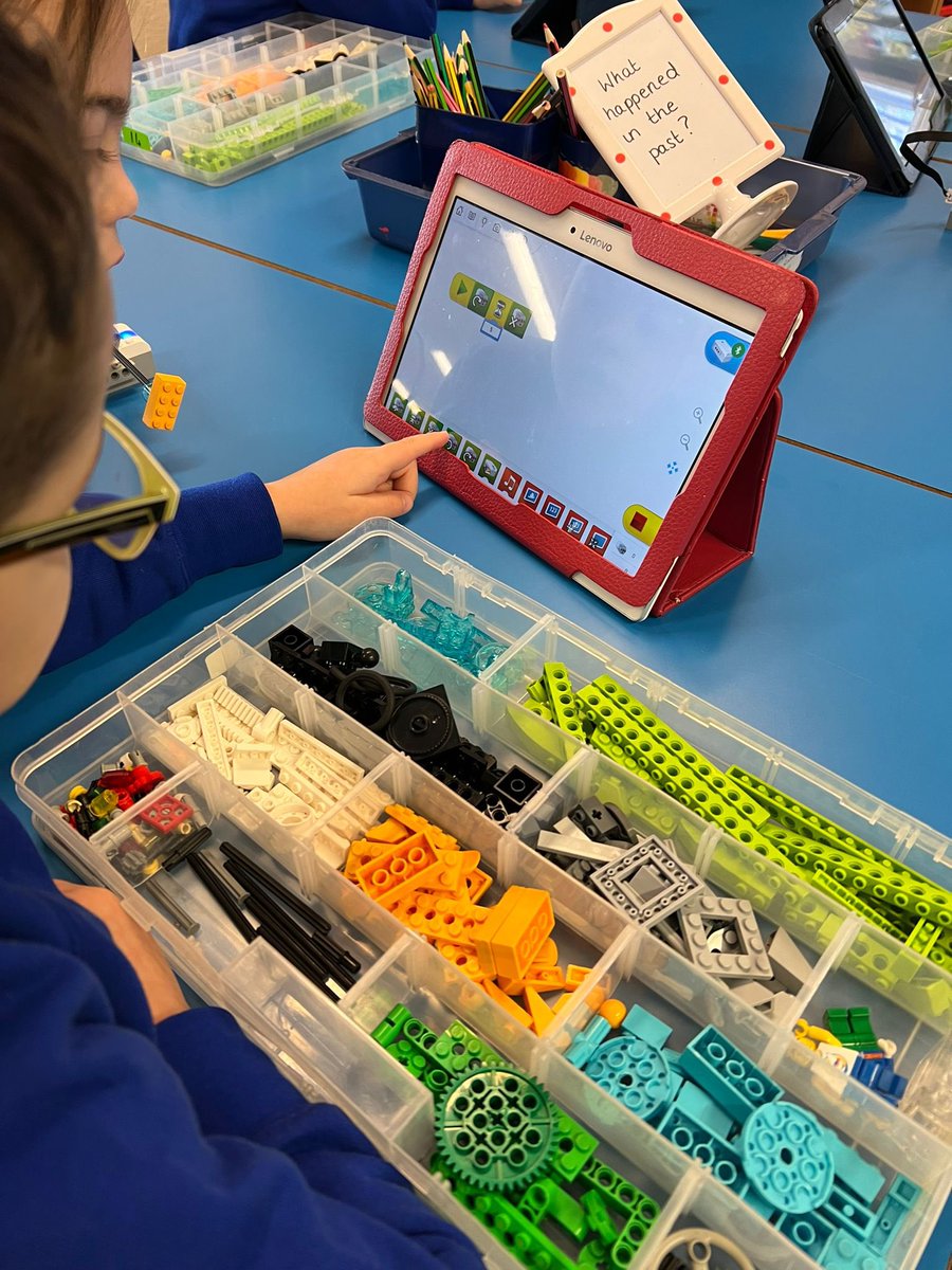 SketchleyHill's tweet image. Year 1 have had a brilliant morning with @legoworkshops making their very own spinning machines! #legorobotics #STEM #enthusiasm