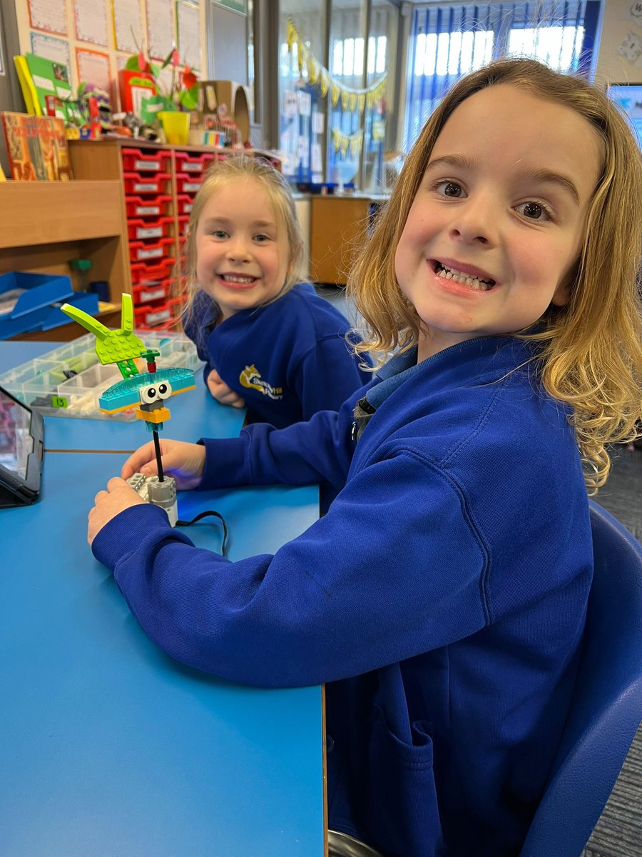 SketchleyHill's tweet image. Year 1 have had a brilliant morning with @legoworkshops making their very own spinning machines! #legorobotics #STEM #enthusiasm