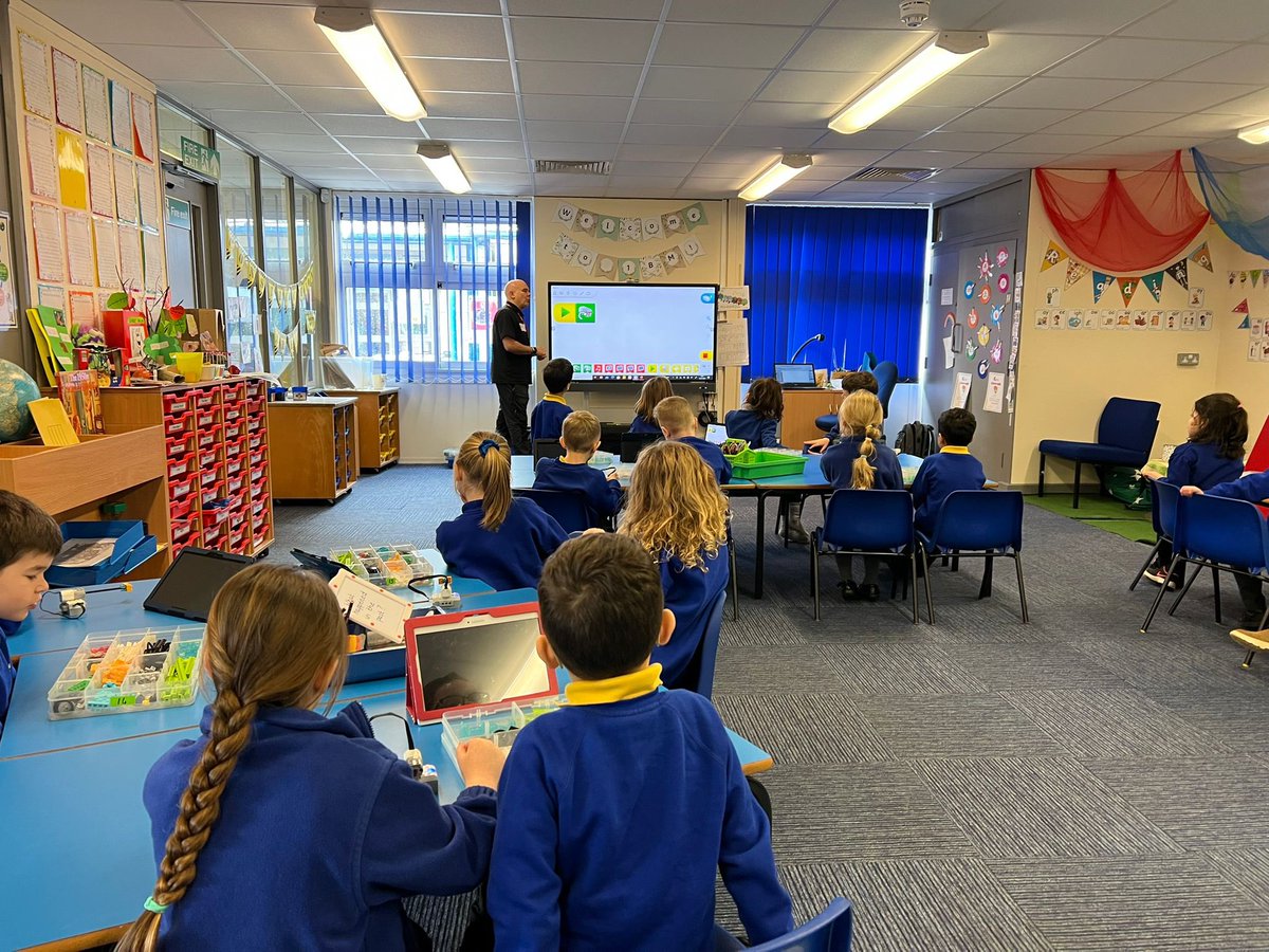 SketchleyHill's tweet image. Year 1 have had a brilliant morning with @legoworkshops making their very own spinning machines! #legorobotics #STEM #enthusiasm
