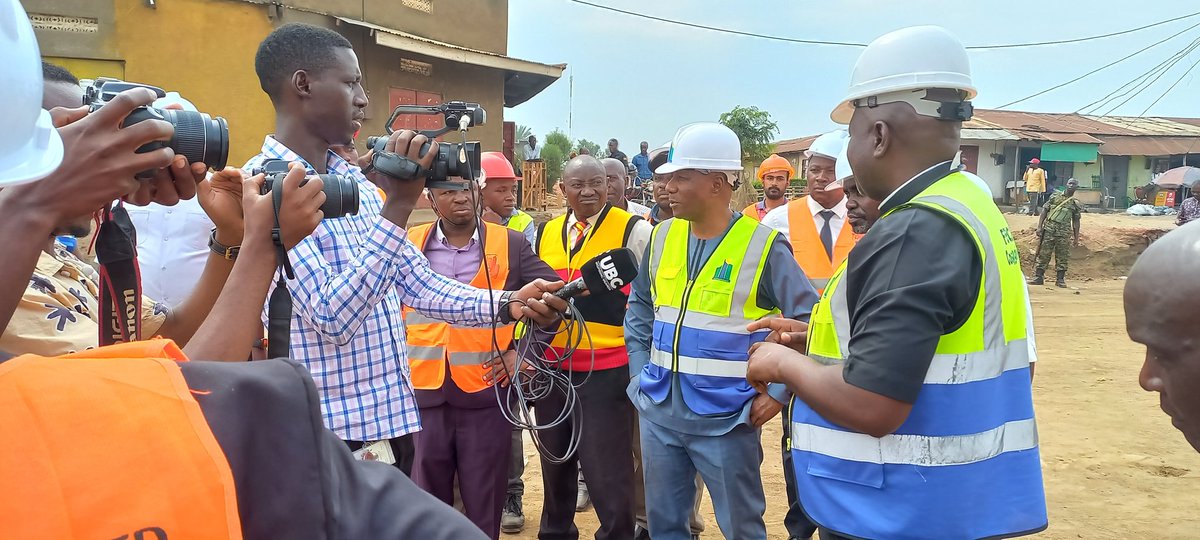 ByakatondaGeof4's tweet photo. Day 3 of govt projects monitoring activities in #kasese by Hon. @KabbyangaB reached to #USMID roads in the municipality, Rukoki HC4, Mubuku 1 Irrigation scheme & finally the progress of #PDM in the municipality.@OPMUganda @MoICT_Ug https://t.co/HCw257Xxe2
