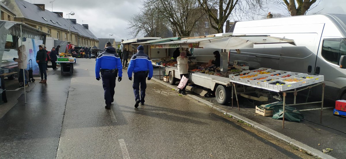 Ça souffle fort dans la #Manche ce matin : 122 km/h ont été enregistrés sur le cap de Carteret. On comprend mieux pourquoi les allées du marché de #Valognes étaient très clairsemées. Mais les commerçants ont quand même pu croiser une patrouille de gendarmerie ! #AvosCôtés