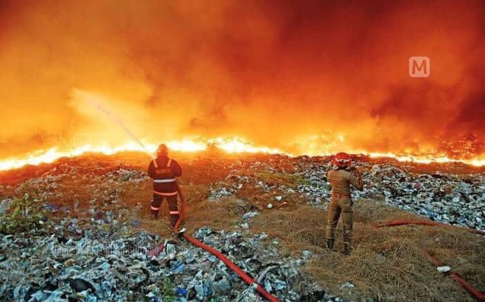 GOKULJAYAN19's tweet photo. #KochiCantBreathe  
#BrahmapuramDiasaster @PMOIndia Dear PM please do the needful. We knows we don’t have any rights to beg your help. But ours entire government system Is failed to control the fire.
Could you lend us a helping hand.      Please….. https://t.co/5invtzWEtL https://t.co/CfVKFtst3p