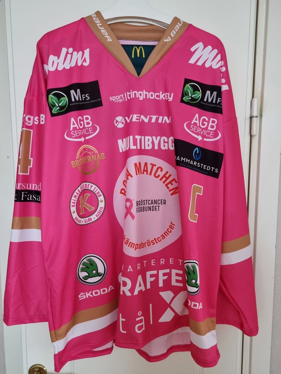 ThereseLindberg's tweet photo. Älskar den 😍 Borde finnas en rosa halsduk att matcha den med också 😉😅
#hockeyettan #kalmarhc #khc #rosamatchen #bröstcancerförbundet #bekämpabröstcancer #ekwall https://t.co/672gEmrIyK