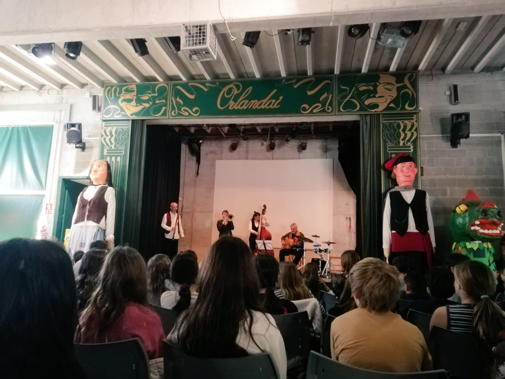 DMSEscola's tweet photo. L'alumnat de sisè han anat a l'escola de música #CanPonsic 🏠 a gaudir de bona música #Jazz 🎷! Després han tingut el privilegi de sentir les seves històries. #espectacle #educaciómusical #jazz #sortides https://t.co/QGbsC7I8bW