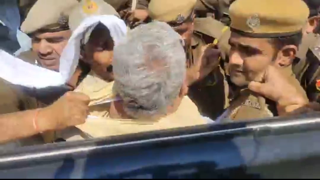 दुर्भाग्य है <a href="/PoliceRajasthan/">Rajasthan Police</a> ने आज मुझे सामोद हनुमानजी के दर्शन नहीं करने दिए व शिष्टाचार को भूल मुझसे अभद्र व्यवहार किया है। मेरा अपराध केवल इतना है कि मैं वीरांगनाओं के साथ खड़ा होकर उनके आंसू पोंछ रहा हूं। 

मुखियाजी को हनुमानजी सद्बुद्धि दें -

कुमति निवार सुमति के संगी...