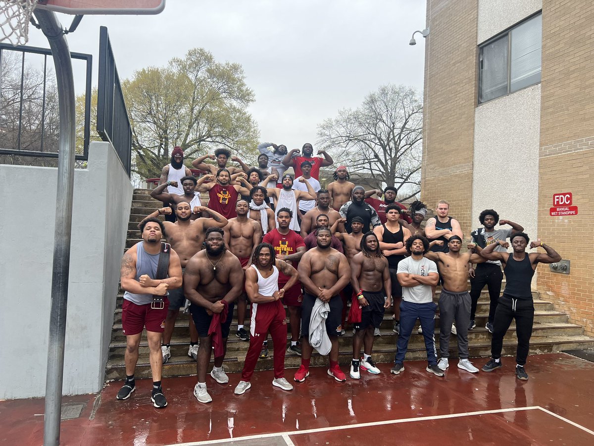 CoachAJ_Jones's tweet image. Day 33 in weight room. Flex Friday Offensive style! #WeInHere