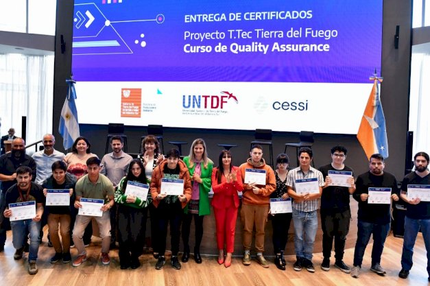 UNTDF's tweet image. #TestingDeSoftware 
▶️En el marco del Primer Foro 8M, “El Mundo del trabajo, con mirada de mujer” celebrado este miércoles en #FábricaDeTalentos de Ushuaia, dieciséis jóvenes recibieron la certificación correspondiente al curso de Testing de Software.
untdf.edu.ar/noticias/2496