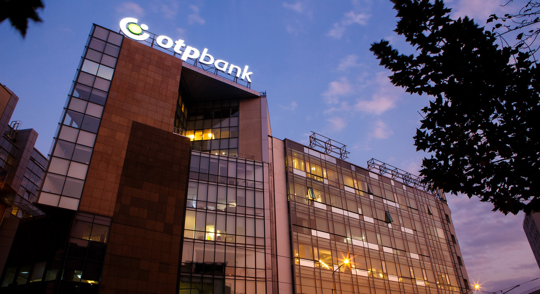 UniCredit, Raiffeisen Bank International, și alte 2 bănci, interesate de achiziția OTP Bank România. Foto: Tw/@RevistaBiz