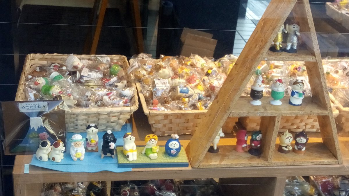 ho_seashells's tweet photo. 人形町にある #MUCCO さん。
#コンコンブル 掘り出し物市開催中。店内の角にギュッと詰まっているので二人入るともういっぱい。空いている時にまた行こうっと。 https://t.co/FnrD74Cd3R