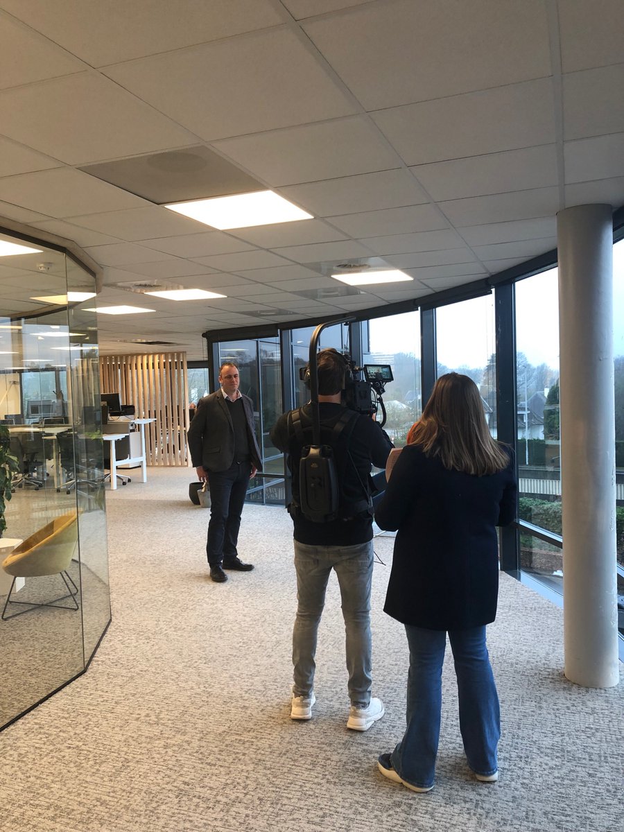 escbelgie's tweet photo. Behind the scenes 🎥🎬

CEO Benny Van Hyfte nam gisteren het woord in een videocase over onze Moderne Werkplek, die door PLAY AV ingericht werd met materiaal van Logitech.

Bedankt Julie De Baets van Play AV en Patrik Dekrijger van Logitech om alles in goede banen te leiden 🙌 https://t.co/7oomjjUGi8