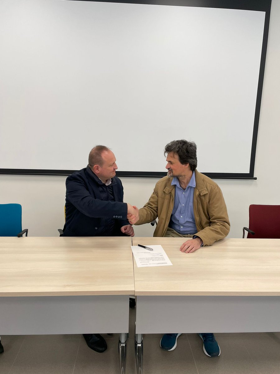 FivVillaverde's tweet image. Terminamos la semana abriendo la puerta grande de @FivVillaverde. 

Oficialmente, Jose María Ripalda, CEO de @FUTUREVOLTAICS , y @jsaldi2000, CEO del Grupo @clevershopping, han firmado sus contratos como empresas alojadas en #FIVillaverde con @MARedondoR.