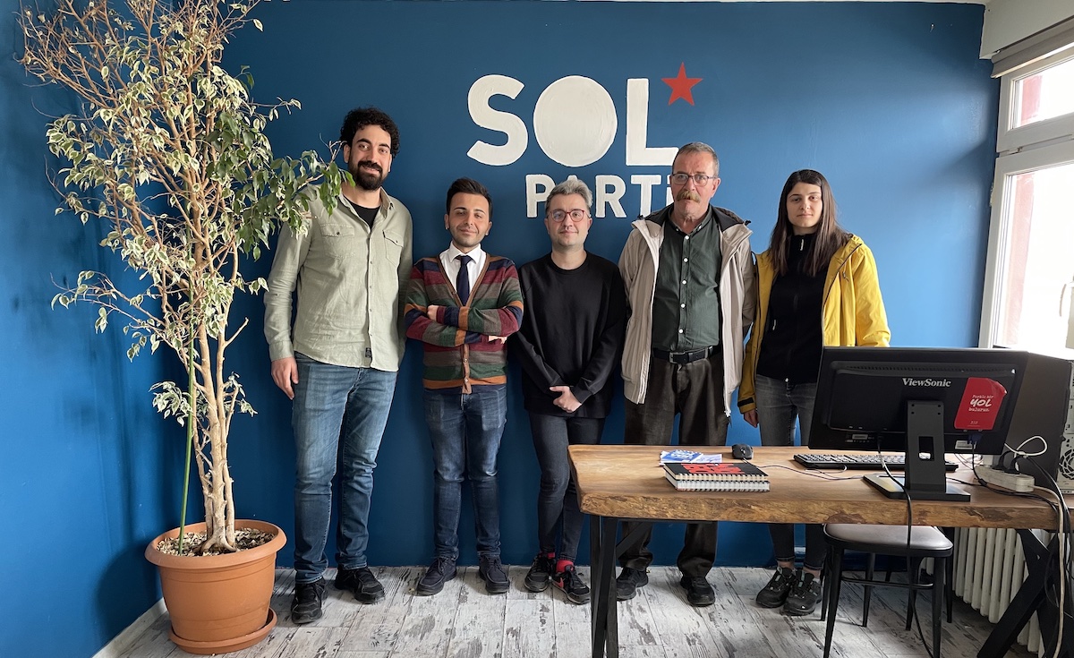 Ankara LGBTİ+ Deprem Dayanışması olarak <a href="/solpartiankara/">SOL Parti Ankara</a> yı ziyaret ettik. Hem bugüne kadarki dayanışmaları için teşekkür ettik hem de bundan sonrasını planladık.