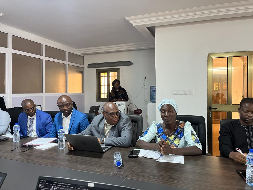 OmcaTogo's tweet photo. Magistrats, services du cadastre, géomètres, agriculteurs, usagers des services publics, chefferie traditionnelle, ts acteurs intervenant dans la chaine d’enregistrement des droits fonciers et utilisateurs de ces titres, ont diagnostiqué les procédures existantes en la matière... https://t.co/ygFIAuxAvX