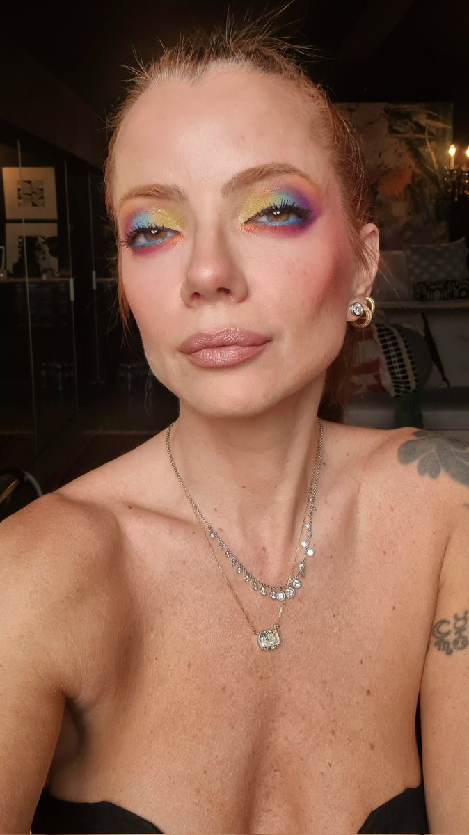 Petiscos's tweet photo. Hj tem video pra mostrar toda exuberância e pigmentação da paleta e dos blushes New Wave da @oficialcontem1g ✨❤️ #makebasica #diaadia https://t.co/tLh9tlbUSD https://t.co/pL5rPWZSle