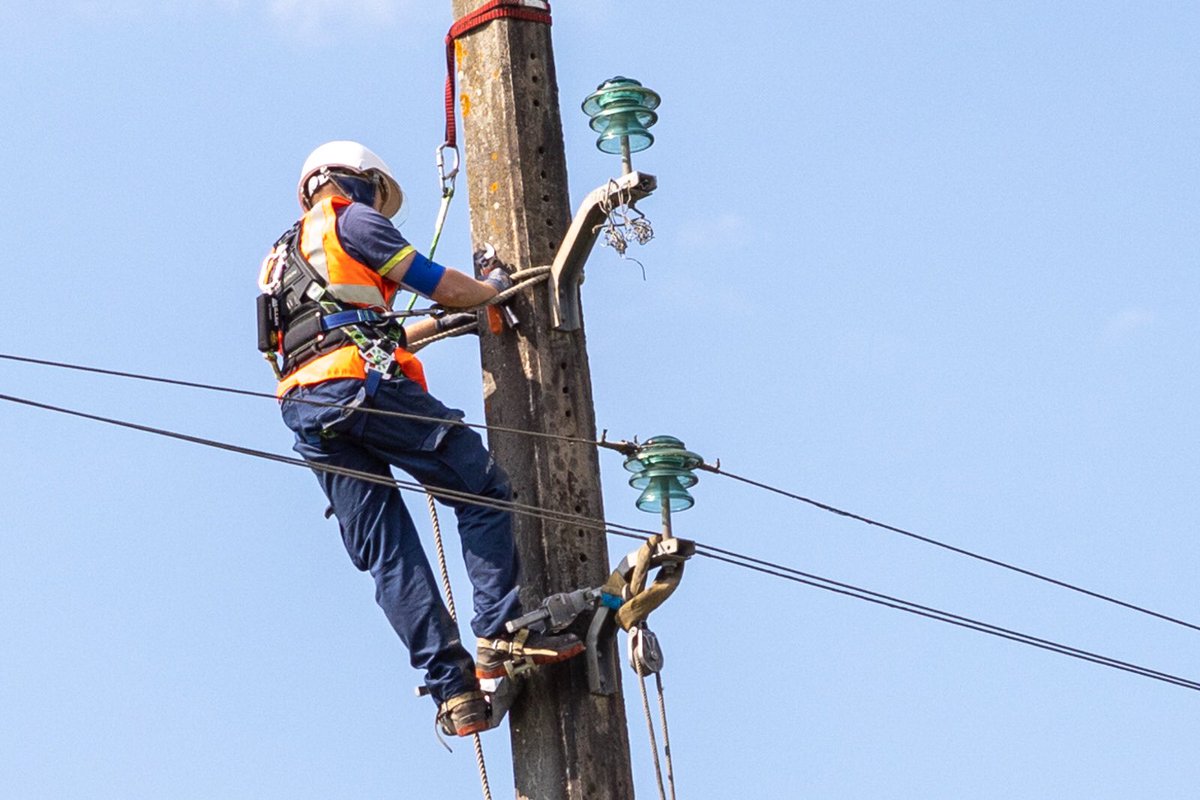 Vents violents : À 12h, 500 clients privés d’électricité en #LotetGaronne, 500 en #Dordogne et 1000 en #Gironde. Les équipes d’@enedis_aqui_N sont mobilisés pour rétablir l’électricité au plus vite. En cas de câble à terre, contactez le 09 726 750 (+ n° du département)