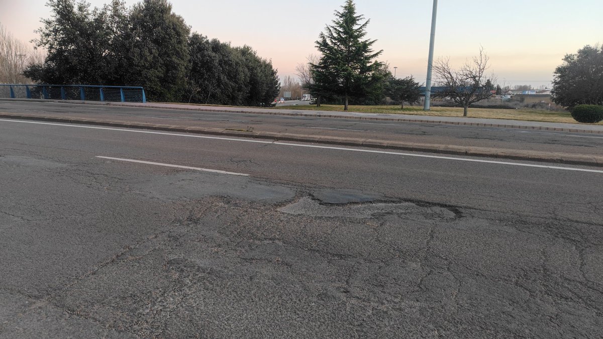 ⛔El estado del tramo de la N-120 entre el Cruce de Michaisa y la Plaza de Toros de #LeónESP es muy lamentable.

⚠️Pedimos al <a href="/LeonAyto/">Ayuntamiento de León</a> la reconstrucción y el reasfaltado inmediato de este tramo por entrañar un grave riesgo para la circulación, con más de 9.000 vehículos diarios.